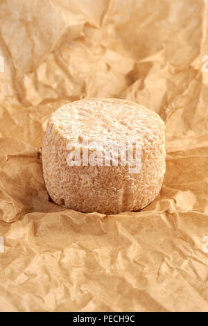 Fromage Crottin sur papier marron. Banque D'Images