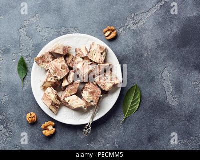 Oriental dessert sucré. Le halva est sur une plaque blanche. Vue d'en haut. Banque D'Images