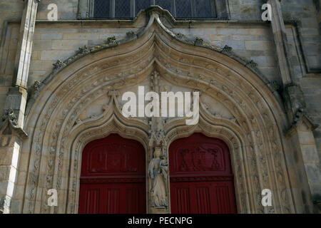 Entrée de la Basilique Notre-Dame du Roncier à partir de la rue Olivier de Clisson, Josselin, Morbihan, Bretagne, France Banque D'Images