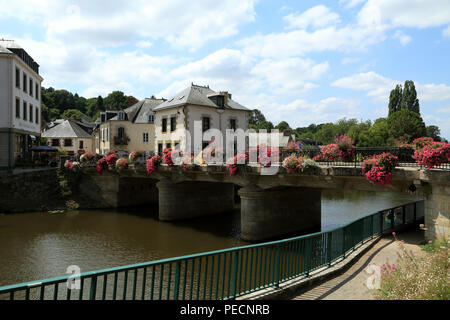 Vue de pont sur la rivière Oust à partir de la rue du Canal, Josselin, Morbihan, Bretagne, France Banque D'Images