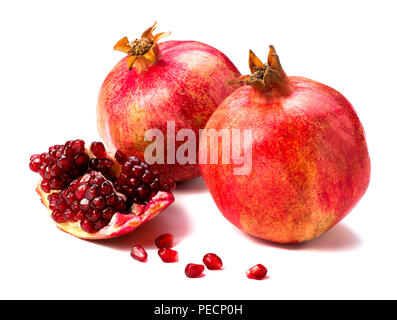 Pomegranate fruit isolé sur fond blanc. Tranche. Banque D'Images