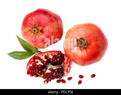 Pomegranate fruit isolé sur fond blanc. Tranche. Vue d'en haut. Banque D'Images