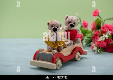 Valentines Day. Coeur d'amour. Couple nounours sur la voiture. Les jouets faits à la main. La proposition de mariage. Vintage retro style romantique. Famille, mariage et l'amitié Banque D'Images