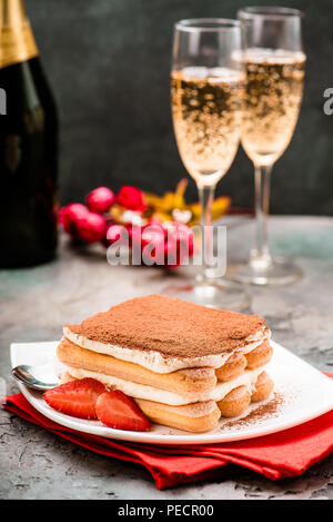 Tiramisu à la fraise et verres de champagne sur la table. Concept de Valentines. Banque D'Images