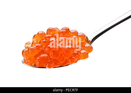 Caviar rouge dans la cuillère en argent isolé sur un fond blanc avec chemin de détourage. Close up. Macro. Banque D'Images