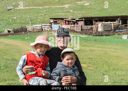 Homme kirghize avec ses deux enfants, Sary Jaz valley, région de l'Issyk Kul, Kirghizistan Banque D'Images