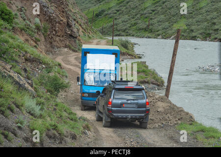 Passage de voitures sur une route étroite, Sary Jaz valley, région de l'Issyk Kul, Kirghizistan Banque D'Images