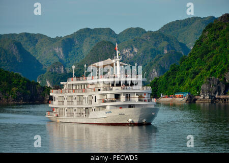 Dschunke, Halong-Bucht, Vietnam Banque D'Images