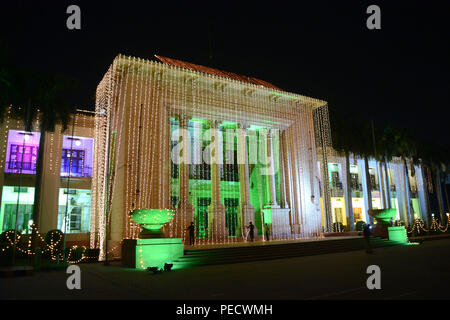 Lahore, Pakistan. Août 12, 2018. Un avis de l'Assemblée du Pendjab au Mall Road qui s'allume avec des lumières colorées pour jour de l'indépendance. Credit : Rana Sajid Hussain/Pacific Press/Alamy Live News Banque D'Images