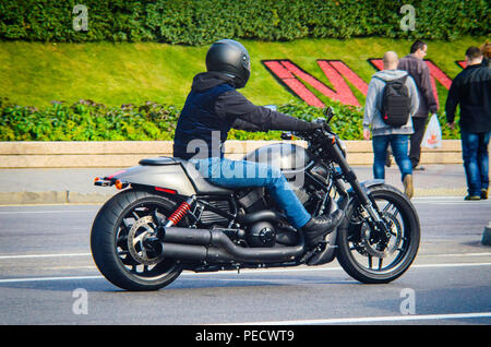 Man in Black casque équitation une moto sur la route Banque D'Images