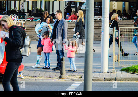 22 septembre 2018, Minsk, Biélorussie : grande famille de cinq personnes à marcher ensemble dans la journée d'été en cityspace Banque D'Images