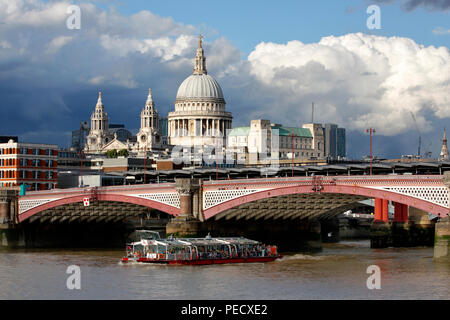 La Cathédrale St Paul de Londres avec Blackfriars Bridge et un bateau tours touristiques Thames en premier plan Banque D'Images