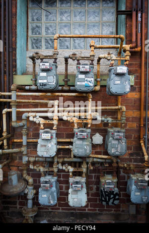 Une banque de compteurs de gaz naturel à l'extérieur d'un immeuble résidentiel. Banque D'Images