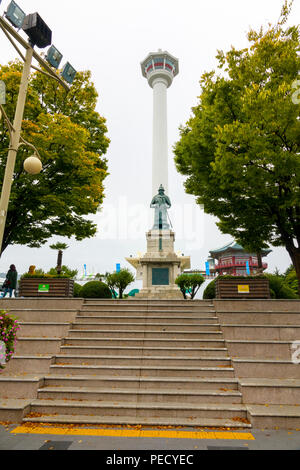 Grand amiral Yi Sun-sin Statue Parc Yongdusan BusanTower Asie Corée du Sud Pusan Banque D'Images