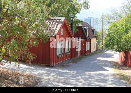 Rue avec maisons en bois peint en rouge sur l'île de Södermalm, à Stockholm en Suède Banque D'Images