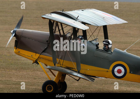 Le de Havilland DH.82 Tiger Moth est un biplan des années 1930 conçu par Geoffrey de Havilland et construit par la société de Havilland Aircraft. Banque D'Images