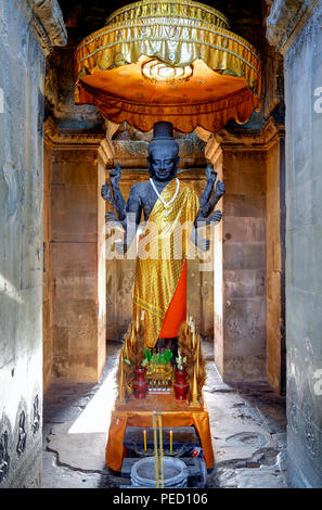 8-armé Statue de dieu hindou Vishnu, Temple d'Angkor Wat, Siem Reap, Cambodge Banque D'Images