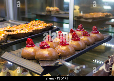 Gâteau dessert turc, en sirop sucré avec un de framboises fraîches Banque D'Images