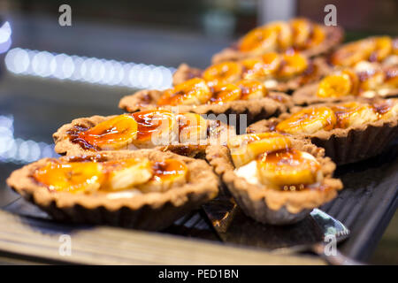 Tartelettes aux bananes fraîches sur plateau noir Banque D'Images