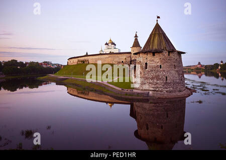 Kremlin, à Pskov, Russie. Ancienne forteresse. Tôt le matin. Banque D'Images