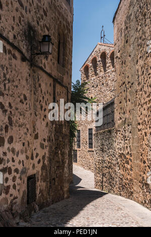 Ruelle typique de la vieille ville de Caceres, Espagne Banque D'Images