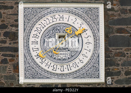 Horloge ancienne sur une tour du château médiéval Banque D'Images