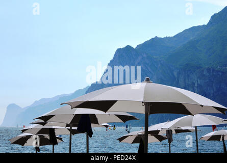 Riva del Garda, Lac de Garde en Italie - 19 juillet 2018 - parasols à Lake Banque D'Images