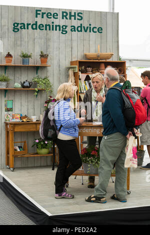 Les gens parler, poser des questions, conseils d'experts jardinage & recevoir gratuitement de l'aide et conseils - RHS Flower Show de Chatsworth, Derbyshire, Angleterre, Royaume-Uni. Banque D'Images