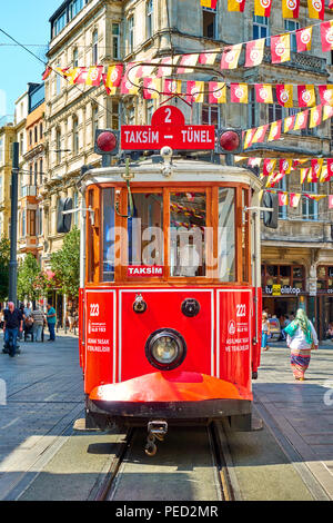 Istanbul, Turquie - 17 juillet 2018 : tram vintage historique dans rue piétonne Istiklal à Istanbul Banque D'Images