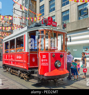 Istanbul, Turquie - 17 juillet 2018 : vieux tram dans rue piétonne Istiklal à Istanbul Banque D'Images