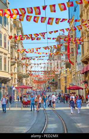 Istanbul, Turquie - 17 juillet 2018 : Quelques personnes dans la rue piétonne Istiklal à Istanbul Banque D'Images