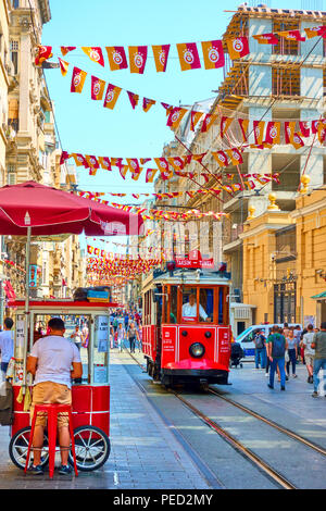 Istanbul, Turquie - 17 juillet 2018 : rue piétonne Istiklal à Istanbul et vieux tram Banque D'Images