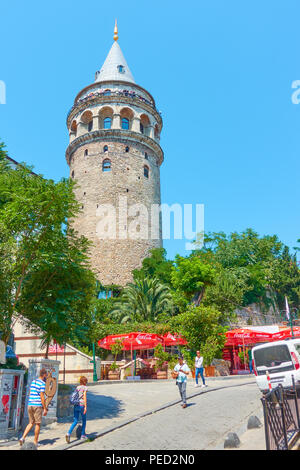 Istanbul, Turquie - 17 juillet 2018 : Old street avec de petits cafés près de la tour de Galata à Istanbul Banque D'Images