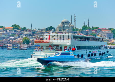 Istanbul, Turquie - 17 juillet 2018 : Police bateau et navire de plaisance dans la Corne d'inlet à Istanbul Banque D'Images