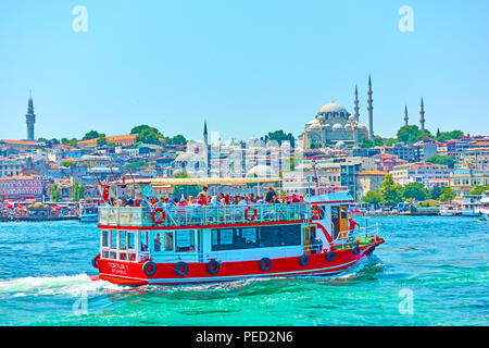 Istanbul, Turquie - 17 juillet 2018 : bateau de plaisance dans la Corne d'inlet à Istanbul Banque D'Images