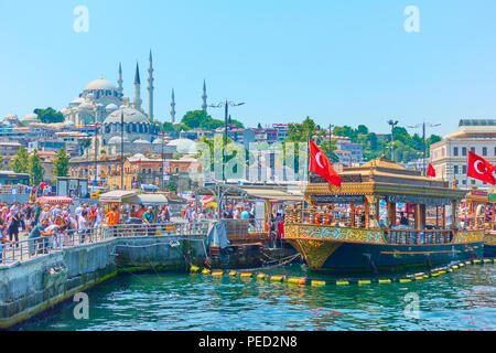 Istanbul, Turquie - 17 juillet 2018 : Quai d'Eminonu bondé et mosquée de Soliman à Istanbul Banque D'Images