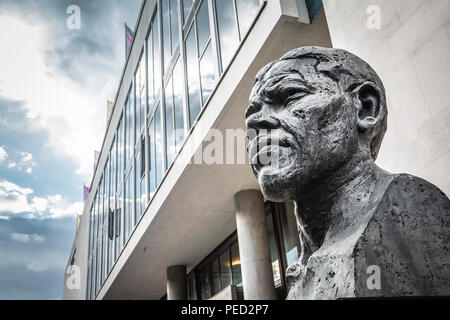 Statue d'Ian Walters de l'ancien président sud-africain Nelson Mandela, devant le Royal Festival Hall, Londres, Angleterre, Royaume-Uni. Banque D'Images