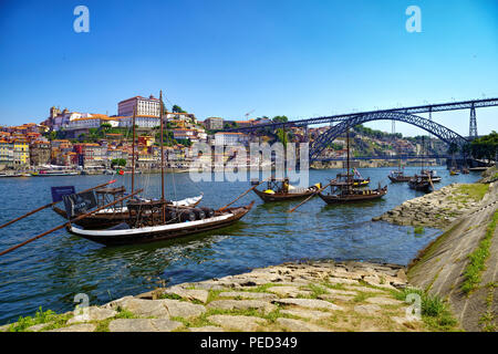 Bateau Rabelo traditionnel sur le fleuve Douro à Porto, Portugal, utilisé pour le transport du vin de Banque D'Images