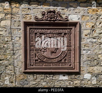 Plaque murale sur chambre célébrant 60 ans sur le trône de la reine Victoria prises à Sambourne Road, Salisbury, Wiltshire, Royaume-Uni le 14 août 2018 Banque D'Images