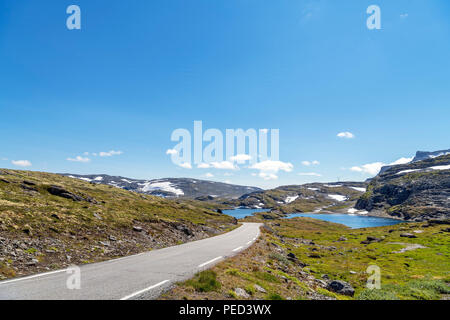 La haute altitude (Fylkesvei Aurlandsfjellet road 243) entre Stryn et Laerdalsøyri, Sogn og Fjordane, Norvège Banque D'Images