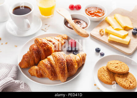 Petit déjeuner avec croissant, confiture, pâte à tartiner au chocolat et café Banque D'Images