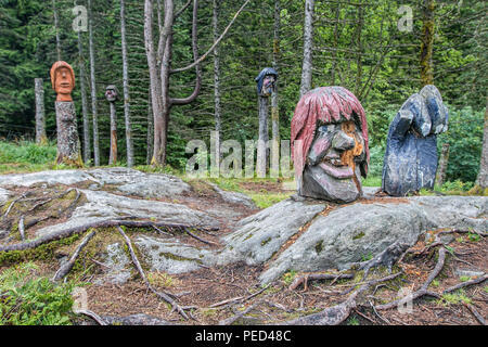 Sculptures en bois sculpté de trolls à un petit parc à Bergen, Norvège, dédié pour les enfants. Banque D'Images