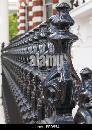 Vue en perspective de cast iron fence à Londres. Banque D'Images