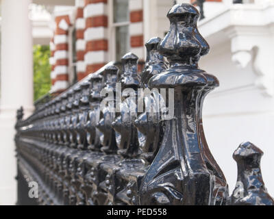 Vue en perspective de cast iron fence à Londres. Banque D'Images