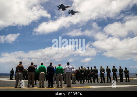 150801-N-EH855-443 EAUX PRÈS DE HAWAÏ (Aug. 1, 2015). Scot Taylor, soulage le Cmdr. Ernie Winston comme commandant de l'hadowhawks «' de l'Escadron d'attaque électronique (VAQ) 141 comme ils volent au-dessus de la cabine de pilotage de la classe Nimitz porte-avions USS George Washington (CVN 73) dans deux EA-18G Bourguignons pendant un VAQ-141 cérémonie de passation de commandement. George Washington et son aile, l'air carrier Air Wing 5 (CVW), sont en route pour réaliser une coque-swap avec la classe Nimitz porte-avions USS Ronald Reagan (CVN 76) après avoir purgé sept ans que la Marine américaine est que l'avant-déployés avion : Banque D'Images