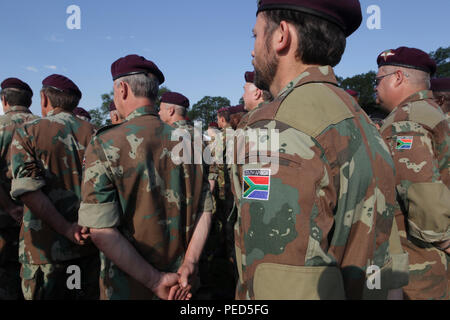 Les parachutistes de l'Afrique du Sud a participé en 2015 à l'Ouest Leapfest Kingstown, R.I., 1er août 2015. C'est un parachute Leapfest concours international organisé par le 56e commandement, des troupes de la Garde nationale de Rhode Island pour promouvoir la formation technique de haut niveau et l'esprit de corps au sein de la communauté dans l'internationale. (U.S. Photo de l'armée par la CPS. Joshua Talley/ libéré) Banque D'Images