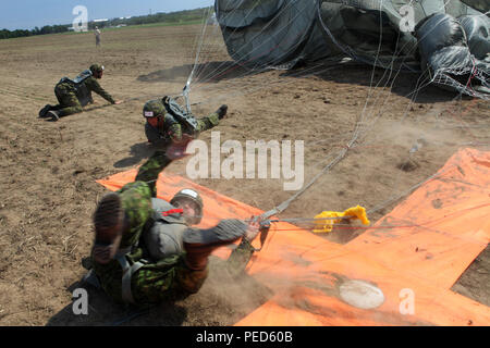 Des parachutistes canadiens se rendre à la "X" à la zone de chute au cours de 2015 à West Kingston Leapfest, R.I., 1er août 2015. C'est un parachute Leapfest concours international organisé par le 56e commandement, des troupes de la Garde nationale de Rhode Island pour promouvoir la formation technique de haut niveau et l'esprit de corps au sein de la communauté dans l'internationale. (U.S. Photo de l'armée par la CPS. Joseph Cathey/ publié) Banque D'Images