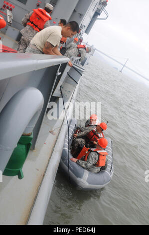 Des soldats de la réserve de l'armée américaine de la 481ème Compagnie de transport réagir à un exercice d'homme à la mer sur l'utilitaire de débarquement au cours de la formation de Monterrey lors du Big Sur la rive de la logistique, de l'Ouest exerce à Alameda, Californie, 3 août 2015. Logistique Grand Ouest Over-The-Rive, est une plante annuelle, de la réserve de l'armée, multi-échelon exercice fonctionnel conçu pour les unités de transport et de soutien des commandes à perfectionner leurs compétences en logistique sur-le-port (lots) du 25 juillet au 7 août 2015. Plus de 750 soldats participent cette année. L'exercice est devenu un exercice multi-composants notoire Banque D'Images