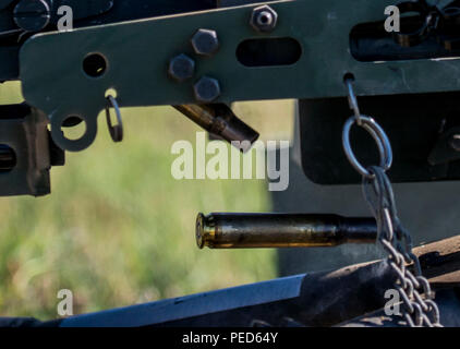 Douilles de cartouches de calibre 50 tomber d'un Browning M2 de calibre 50 fusil à Fort Chaffee, Ark., le 2 août, au cours d'une gamme de familiarisation à l'opération d'agression de la rivière, un exercice de formation de transition impliquant des ingénieurs de l'armée et d'autres éléments de soutien pour créer un pont modulaire sur l'eau à travers l'Arkansas. L'ensemble de l'exercice de formation a duré du 28 juillet au 4 août 2015, impliquant un général de brigade, deux bataillons et 17 autres unités, d'inclure le pontage, le sapeur, la mobilité, la construction et les entreprises aéronautiques. (U.S. Army photo par le Sgt. Michel Sauret) Banque D'Images