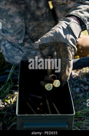 Un soldat de l'Armée de terre à partir de la 346e compagnie du Génie (Route), de Knightdale, N.C., de calibre 50 lancers de coquilles dans une boîte de munitions à Fort Chaffee, Ark., le 2 août, au cours de l'opération d'agression de la rivière, un exercice de formation de transition impliquant des ingénieurs de l'armée et d'autres éléments de soutien pour créer un pont modulaire sur l'eau à travers l'Arkansas. L'ensemble de l'exercice de formation a duré du 28 juillet au 4 août 2015, impliquant un général de brigade, deux bataillons et 17 autres unités, d'inclure le pontage, le sapeur, la mobilité, la construction et les entreprises aéronautiques. (U.S. Photo par le Sgt armée Banque D'Images